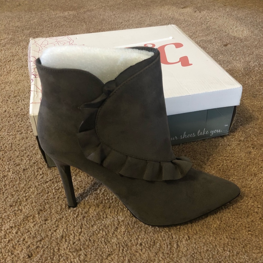 Adorable NEW Pointed Toe Ruffle Heel Bootie